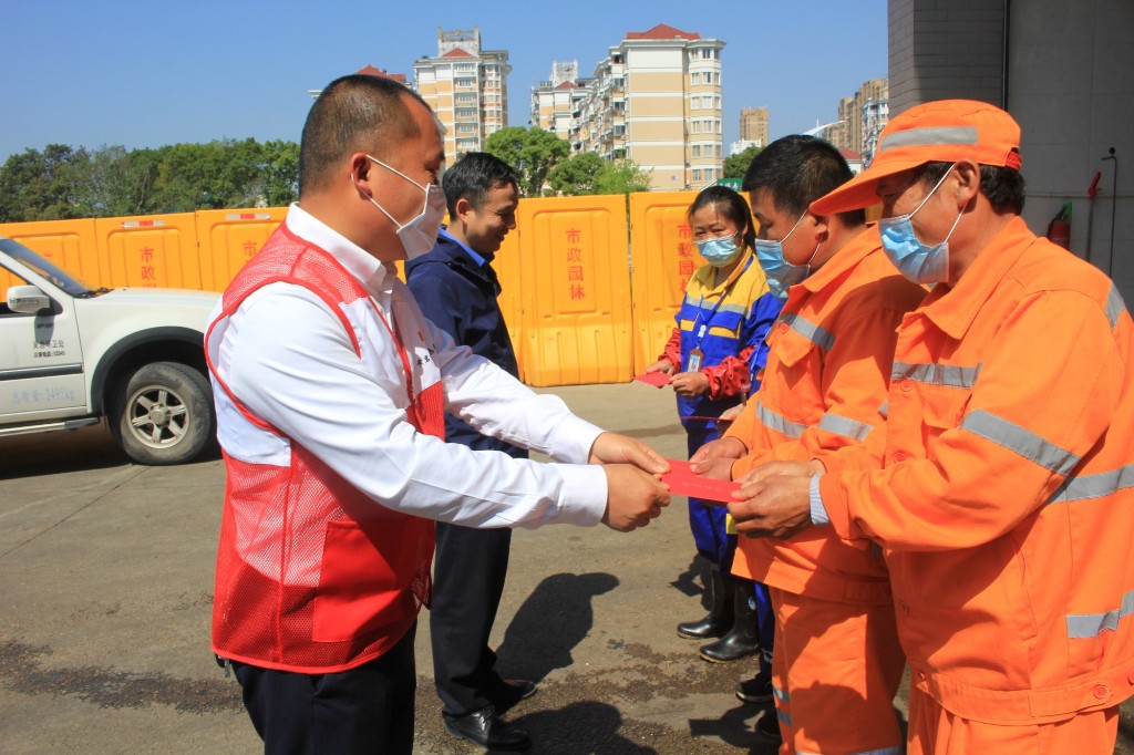 2020年4月29日，黄岩区红十字会开展开展慰问环卫工人活动 (2).JPG